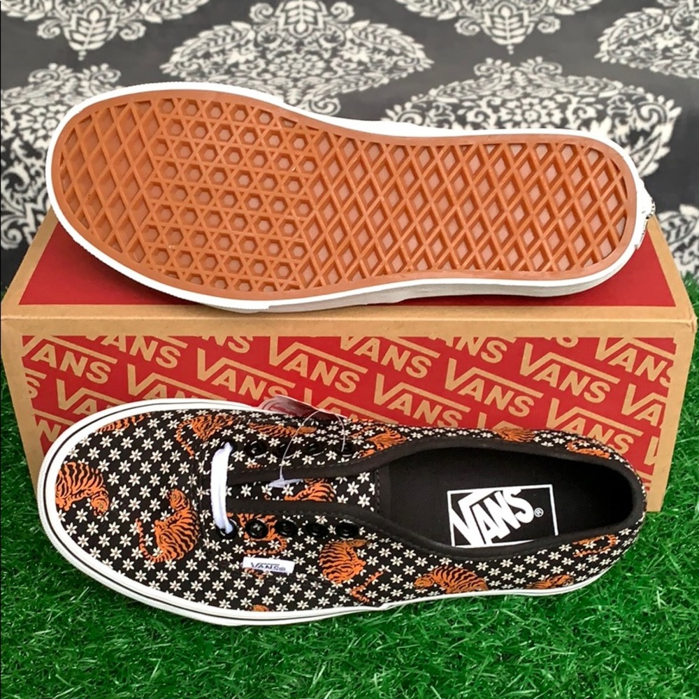 VANS AUTHENTIC TIGER FLORAL BLACK/TRUE WHITE WMNS - Picture 4 of 16